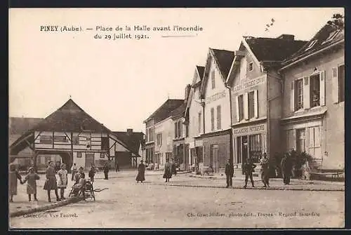 AK Piney, Place de la Halle avant l`incendie du 29 juillet 1921
