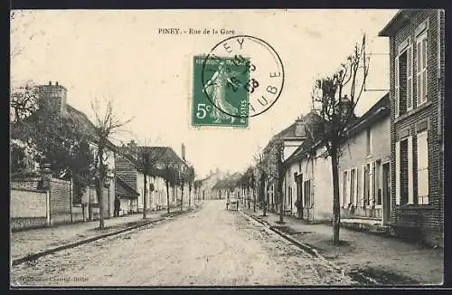 AK Piney, Rue de la Gare avec maisons alignées et arbres le long de la rue