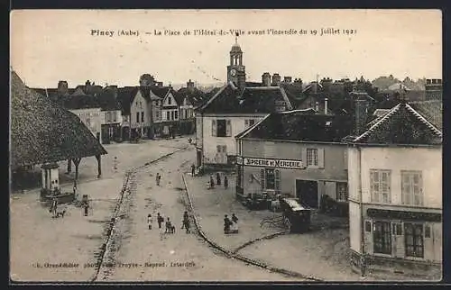 AK Piney, La Place de l`Hôtel-de-Ville avant l`incendie du 29 Juillet 1921