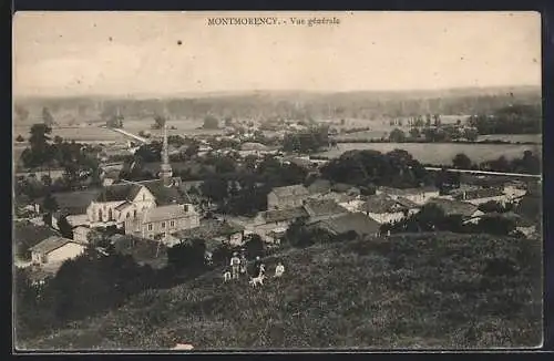 AK Montmorency, Vue générale du village avec église et champs environnants
