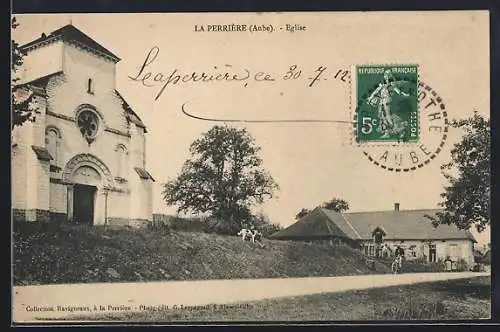 AK La Perrière, Église et rue avec habitants et vélo