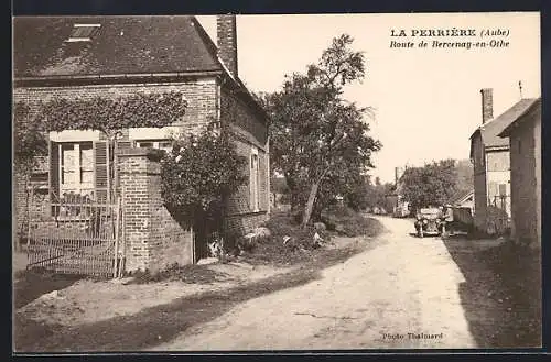 AK La Perrière, Route de Bercenay-en-Othe avec maison et voiture