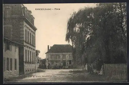 AK Rances, Place avec bâtiments historiques et arbre majestueux