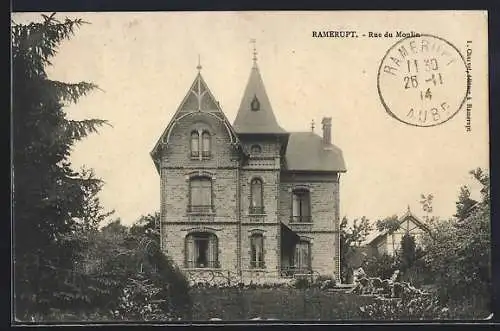 AK Ramerupt, Rue du Moulin avec maison en briques et jardin verdoyant