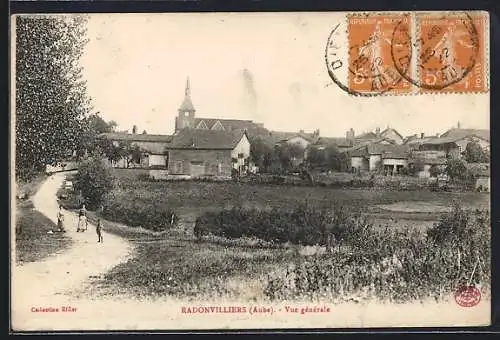 AK Radonvilliers, Vue générale du village et chemin avec enfants