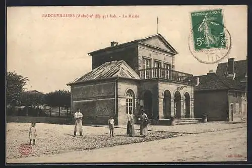 AK Radonvilliers, La Mairie et habitants devant le bâtiment
