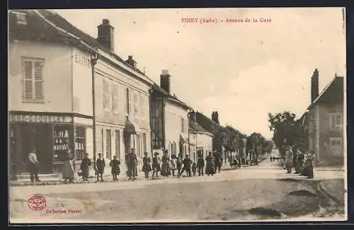 AK Piney, Avenue de la Gare avec enfants et commerces