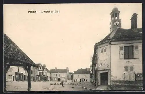 AK Piney, L`Hôtel-de-Ville