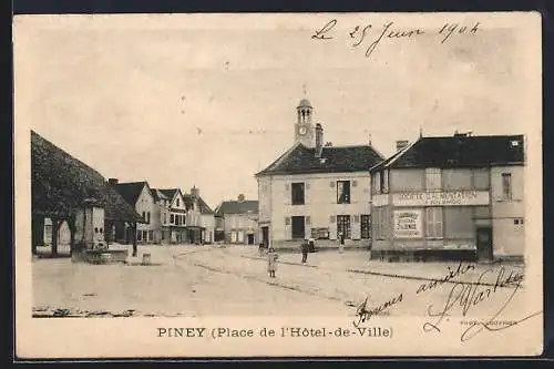 AK Piney, Place de l`Hôtel-de-Ville avec bâtiments et habitants