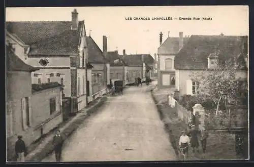 AK Les Grandes Chapelles, Grande Rue, haut, avec passants et maisons