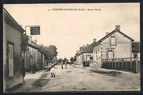 AK Grandes Chapelles, Route d`Arcis animée avec passants