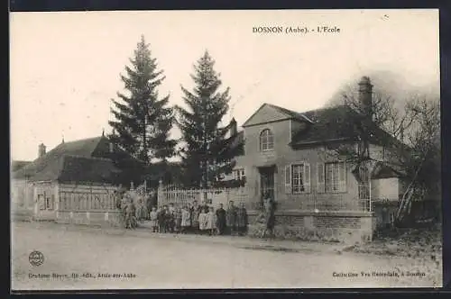 AK Dosnon, L`École avec des enfants devant l`entrée