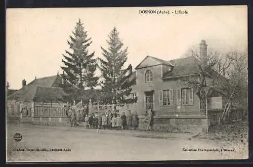 AK Dosnon, L`École avec des enfants rassemblés devant l`entrée