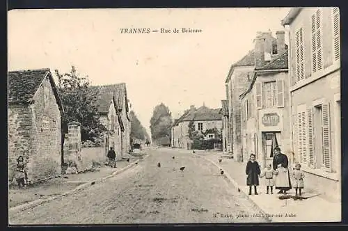 AK Trannes, Rue de Brienne avec habitants et bâtiments anciens