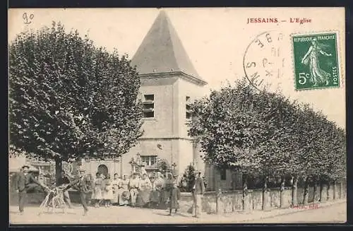 AK Jessains, L`Église et groupe de villageois devant l`édifice