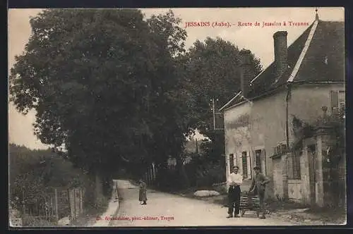 AK Jessains, Route de Jessains à Trannes avec passants et maison ancienne