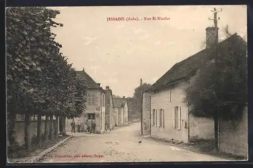 AK Jessains, Rue St-Nicolas avec maisons et arbres en alignement