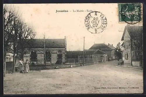 AK Jessains, La Mairie et École vue de la rue principale