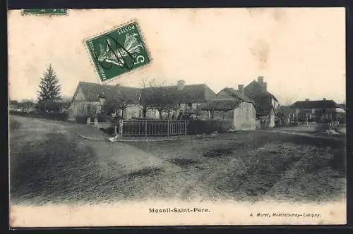 AK Mesnil-Saint-Père, Vue du village avec bâtiments traditionnels et route pavée
