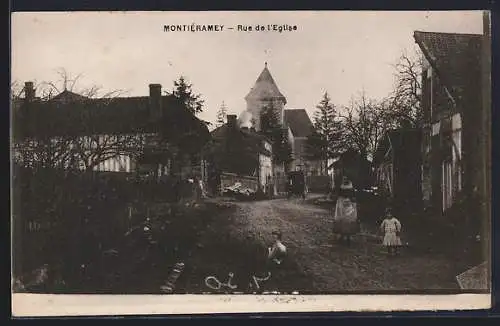 AK Montiéramey, Rue de l`Église avec villageois et église en arrière-plan