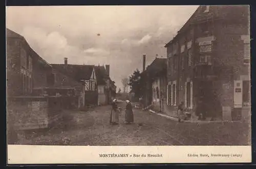 AK Montiéramey, Rue du Mesnilot avec passants