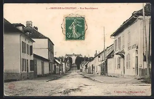 AK Brienne-le-Château, Rue Beauffremont avec vue sur le château en arrière-plan