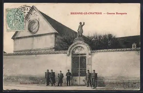 AK Brienne-le-Château, Caserne Bonaparte avec soldats devant l`entrée
