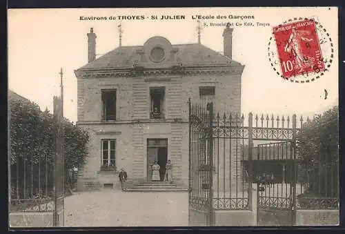 AK Saint Julien, L`École des Garcons et portail d`entrée