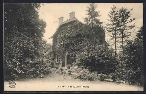 AK La Saulte-St-Julien, Maison couverte de lierre entourée de nature luxuriante
