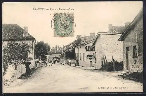 AK Trannes, Rue de Bar-sur-Aube animée avec habitants et maisons rurales