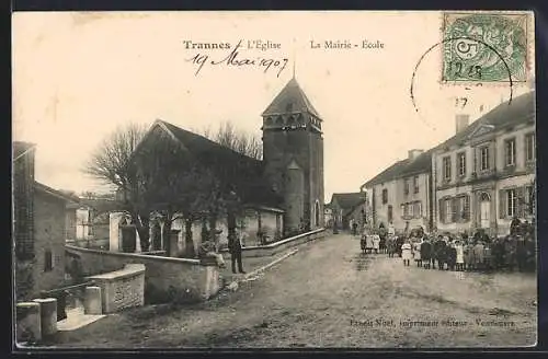AK Trannes, L`Église et la Mairie-École avec habitants rassemblés
