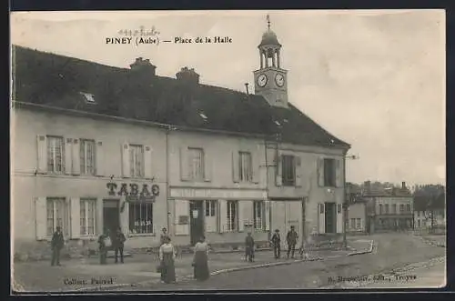 AK Piney, Place de la Halle avec bâtiments et habitants