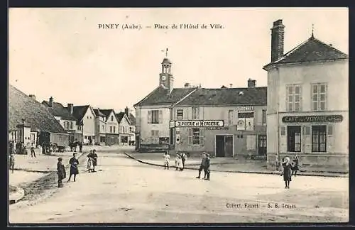 AK Piney, Place de l`Hôtel de Ville avec passants et bâtiments commercants