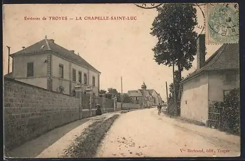 AK La Chapelle-Saint-Luc, Rue principale avec bâtiments et arbres