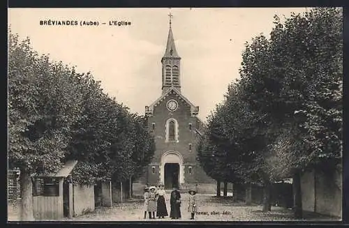 AK Bréviandes, L`Église entourée d`arbres avec passants au premier plan
