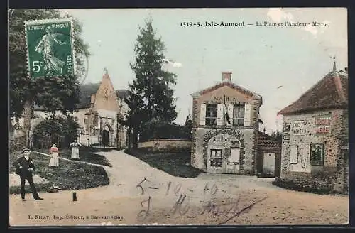 AK Isle-Aumont, La Place et l`Ancienne Mairie