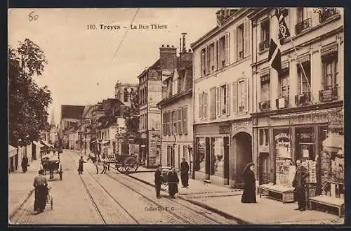 AK Troyes, La Rue Thiers avec passants et charrettes