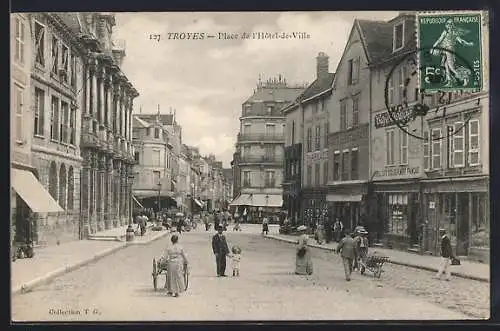 AK Troyes, Place de l`Hôtel-de-Ville avec passants et bâtiments historiques