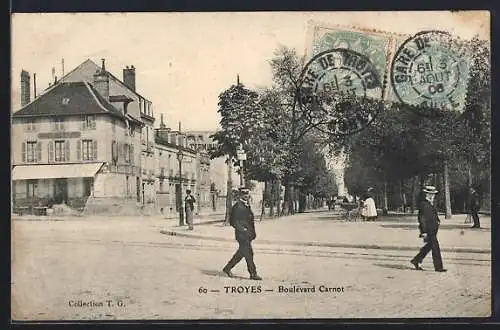 AK Troyes, Boulevard Carnot avec passants et arbres