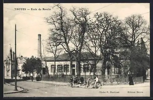 AK Troyes, École du Ravelin avec enfants et bicyclette devant l`école