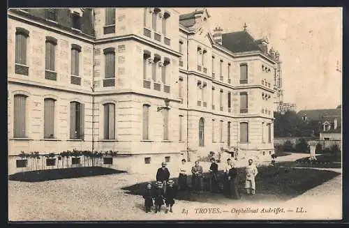 AK Troyes, Orphelinat Audrifret avec enfants devant le bâtiment