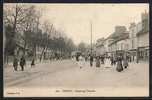 AK Troyes, Faubourg Croncels avec passants et arbres en hiver
