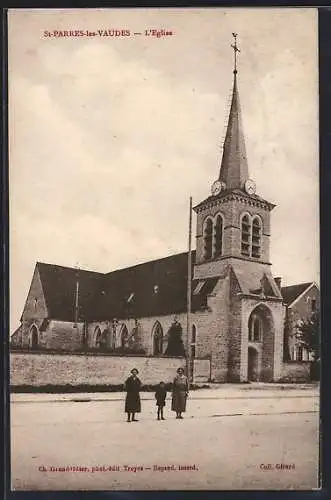 AK St-Parres-les-Vaudes, L`Église et trois personnes devant l`entrée