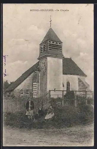 AK Mesnil-Sellières, La Chapelle et habitants devant la clôture