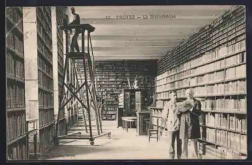 AK Troyes, La Bibliothèque avec lecteurs et échelle