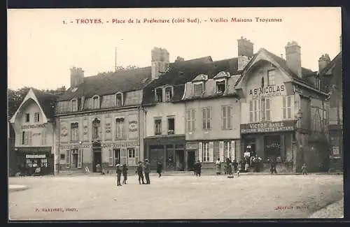 AK Troyes, Place de la Préfecture, côté Sud, Vieilles Maisons Troyennes