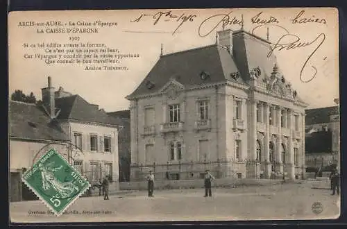 AK Arcis-sur-Aube, La Caisse d`Épargne, bâtiment imposant avec passants sur la place