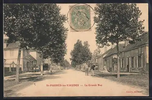 AK St-Parres-lès-Vaudes, La Grande Rue avec vue sur les maisons alignées et les arbres ombrageants