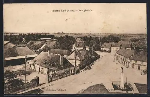 AK Saint-Lyé, Vue générale du village avec monument sur la place centrale