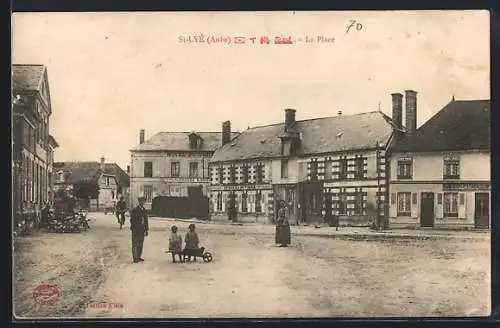 AK Saint-Lyé, La Place avec habitants et enfants jouant sur la rue